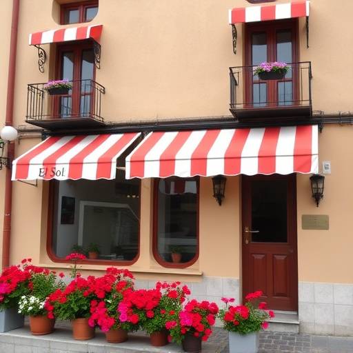 Fachada del restaurante El Sol Andaluz, con toldos a rayas rojas y blancas y macetas con geranios en las ventanas